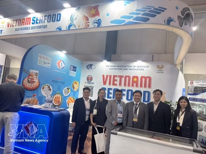 El embajador de Vietnam en Brasil, Bui Van Nghi, y empresas vietnamitas en la Exposición de Productos Acuáticos de América Latina 2026. (Foto: VNA)