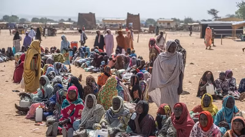 Refugiados sudaneses esperan por alimentos en Adre, República del Chad. (Foto: Xinhua/VNA)