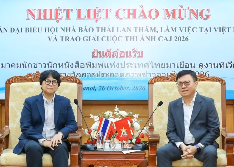Le Quoc Minh, miembro del Comité Central del Partido Comunista de Vietnam (PCV), presidente editor del diario Nhan Dan, subjefe de la Comisión de Propaganda y Educación del Comité Central del PCV y presidente de la Asociación de Periodistas del país, recibe a Norrinee Ruangnoo, presidenta de la Confederación de Periodistas de Tailandia, presidenta de la Asociación de Periodistas de Tailandia y subsecretaria de redacción del diario Matichon. (Foto: VNA)