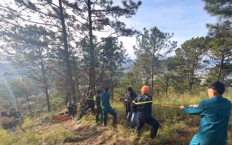 Las autoridades rescatan con éxito a una turista malasia que cayó en un pozo de 10 metros de profundidad mientras realizaba senderismo en el barrio de Lam Vien, en Da Lat. (Foto: Comité Popular del barrio de Lam Vien)