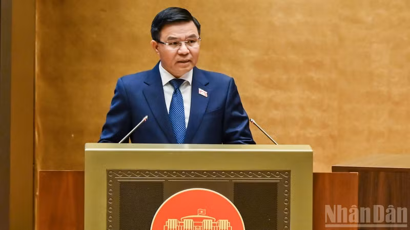 El ministro de Industria y Comercio, Le Manh Hung, habla en el debate. (Foto: Nhan Dan)