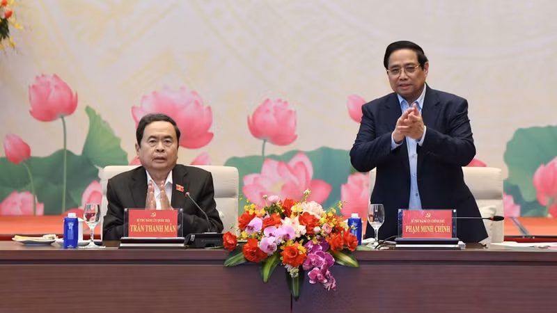 El secretario del Comité del Partido del Gobierno y primer ministro, Pham Minh Chinh (derecha), y el secretario del Comité del Partido de la Asamblea Nacional y titular del Legislativo, Tran Thanh Man, copresiden la cita. (Foto: Nhan Dan)