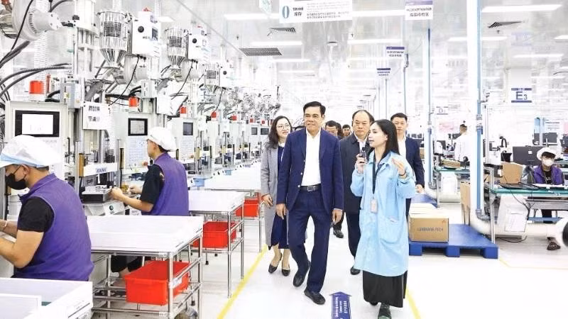 Una delegación del Comité Popular provincial de Nghe An inspecciona la producción y las actividades comerciales en el Parque Industrial, Urbano y de Servicios VSIP de Nghe An. (Foto: Nhan Dan)