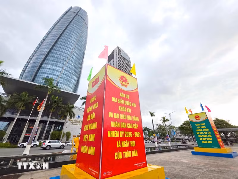 Carteles de propaganda electoral se exhiben de forma destacada en el centro de Da Nang. (Foto: VNA)