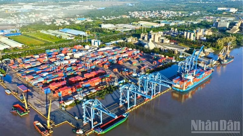 Empresas e industrias vietnamitas enfrentan disrupciones en el transporte marítimo por conflicto en Oriente Medio