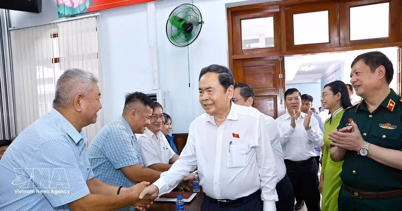 El presidente de la Asamblea Nacional, Tran Thanh Man, se reúne con votantes en la comuna de Ba Diem, Ciudad Ho Chi Minh. (Foto: VNA)