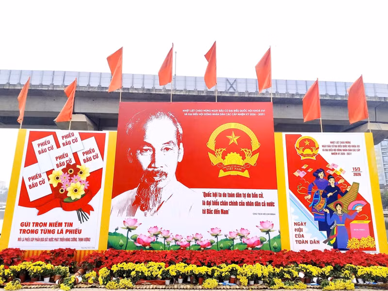 Pancartas y carteles promocionando las elecciones de los diputados a la Asamblea Nacional de Vietnam de la XVI legislatura. (Foto: hanoimoi.com)