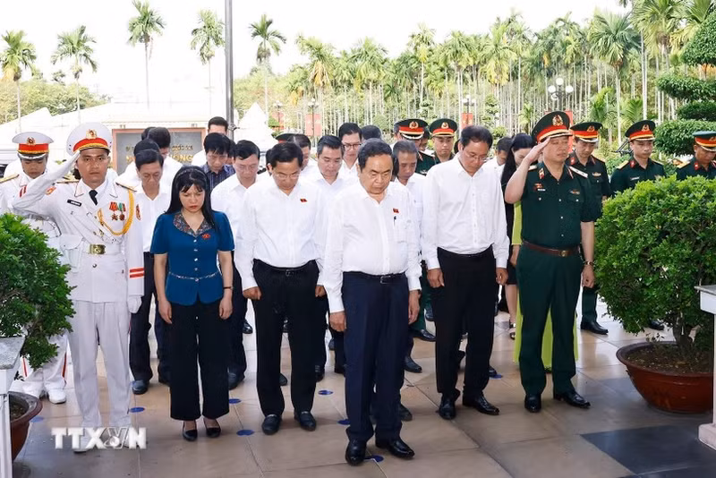 El presidente de la Asamblea Nacional de Vietnam, Tran Thanh Man, junto con una delegación, rinde homenaje en el sitio histórico nacional de Nga Ba Giong. (Foto: VNA)