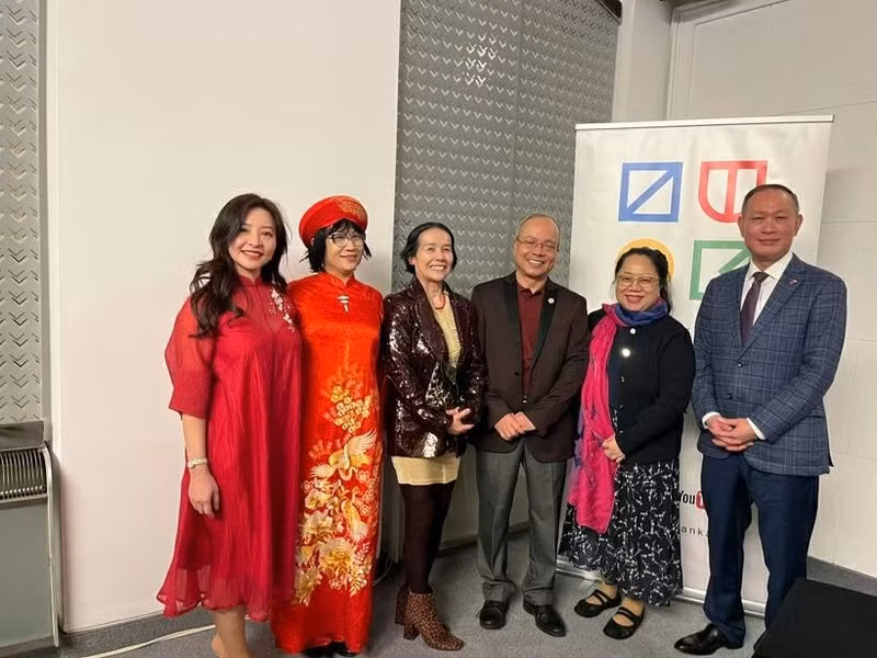 La artista Hoang Thi Kieu Anh (segunda desde la izquierda) posa para una foto junto al embajador de Vietnam en Eslovaquia, Pham Truong Giang (primero desde la derecha) y otros invitados. (Foto: VNA)