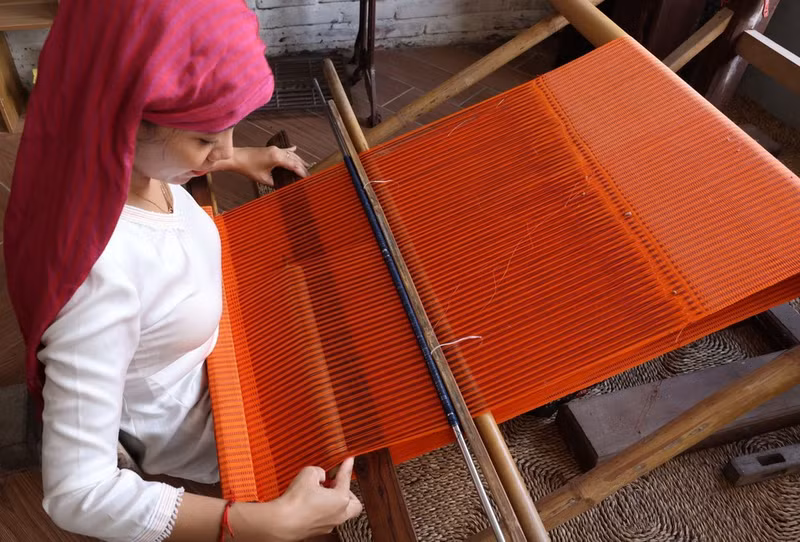 Para mantener y conservar las técnicas tradicionales de tejido, los Cham del pueblo My Nghiep deben centrarse en preservar la identidad cultural en sus productos, salvaguardar los secretos del oficio y diseñar nuevas piezas que se adapten a las necesidades del mercado.