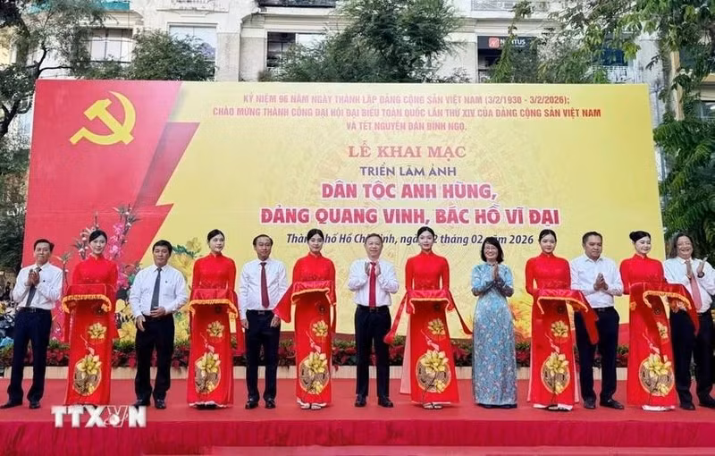 Vietnam celebra 96 años de la fundación del Partido con exposición fotográfica (Foto: VNA)