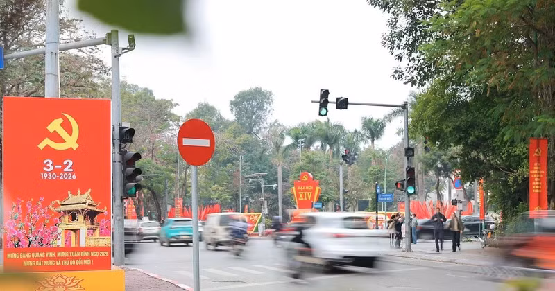 El ambiente de celebración del 96º aniversario de la fundación del Partido se extiende por muchas calles de Hanói. (Foto: VNA)