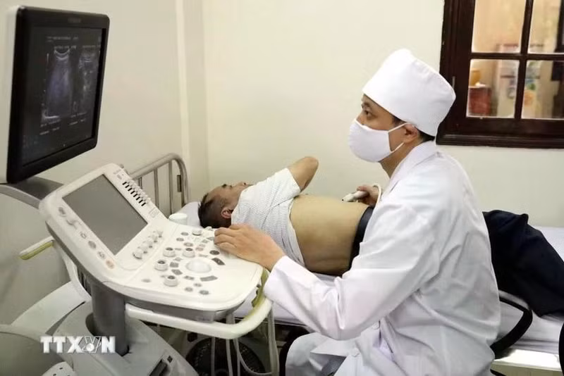 Médicos militares realizan ultrasonido a residentes de la localidad de Dong Dang, provincia de Lang Son. (Foto: VNA)