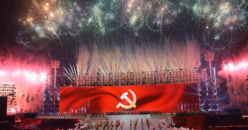 Un espectacular y gran espectáculo pirotécnico artístico, como una sinfonía grandiosa, celebra el exitoso XIV Congreso Nacional del Partido Comunista de Vietnam. (Foto: VNA)