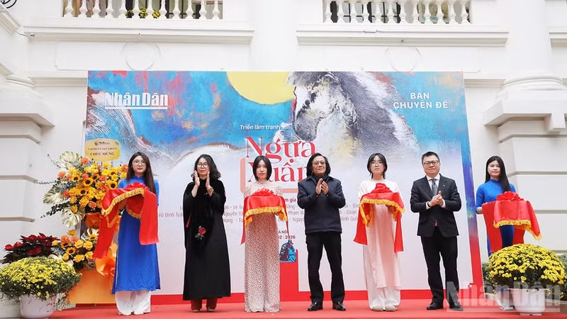 Cortan la cinta para inaugurar la exposición. (Foto: Nhan Dan)