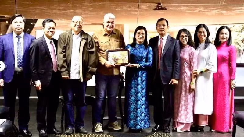 La delegación vietnamita mabtiene reunión con Eduardo Piñera, vicepresidente del PSUV y jefe de su Comisión de Formación e Ideología. (Foto: Embajada de Vietnam en Venezuela)