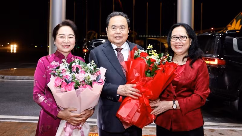 Ceremonia de despedida del presidente de la Asamblea Nacional, Tran Thanh Man, y su esposa en el Aeropuerto Internacional Noi Bai, Hanói. (Foto: VNA)