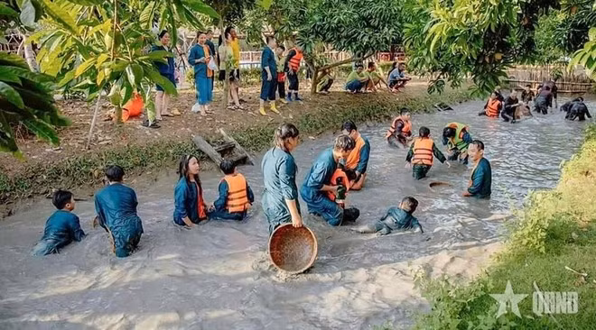 Turistas en el delta del Mekong. (Foto: qdnd.vn)