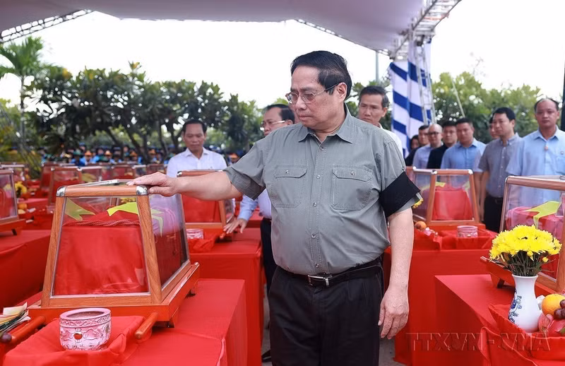 El primer ministro Pham Minh Chinh asiste a la ceremonia de homenaje y entierro de los restos mortales de mártires voluntarios y expertos vietnamitas en el Cementerio de Mártires Doc Ba Đac, provincia de An Giang (julio de 2025).