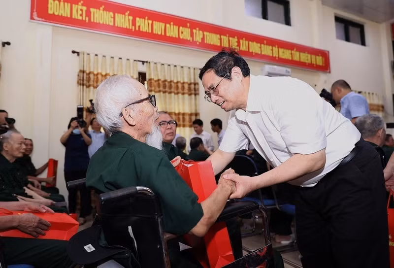 El primer ministro Pham Minh Chinh visita los veteranos de guerra y pacientes del Centro, el 19 de julio de 2022. Foto: VNA