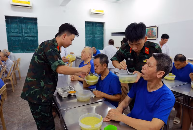Además del equipo de profesionales del Centro, numerosos voluntarios colaboran en la atención a los veteranos de guerra. Foto: VNA