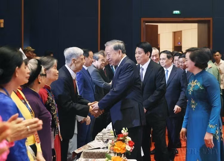 El secretario general del Partido Comunista de Vietnam, To Lam, el presidente Luong Cuong, el primer ministro Pham Minh Chinh y otros dirigentes del Partido y el Estado asisten al encuentro con personas con méritos y testigos históricos destacados en conmemoración del 78º aniversario del Día de los Inválidos de Guerra y los Mártires de Vietnam, realizado el 24 de julio de 2025 en Hanói.