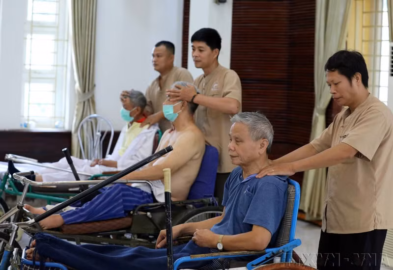 El Centro de Cuidado de Salud y Terapia de Columna Vertebral de Vietnam, en colaboración con el Centro de Rehabilitación para Heridos de Guerra Thuan Thanh (Bac Ninh), apoya la recuperación funcional de los heridos de guerra (julio de 2022).