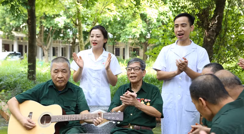 El personal médico brinda atención a los veteranos de guerra y pacientes en el Centro. Foto: Centro de rehabilitación para veteranos de guerra de Kim Bang