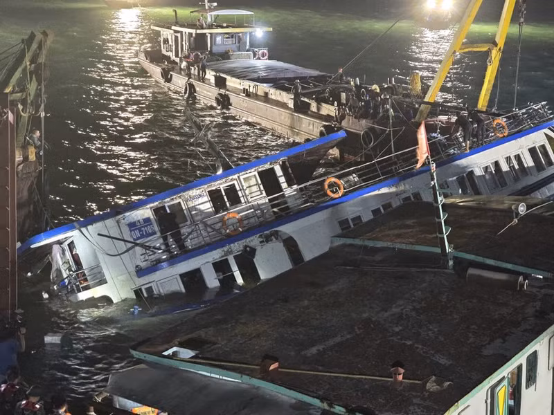 El trágico naufragio de una embarcación turística ocurrió el 19 de julio en la bahía de Ha Long (Foto: VNA)