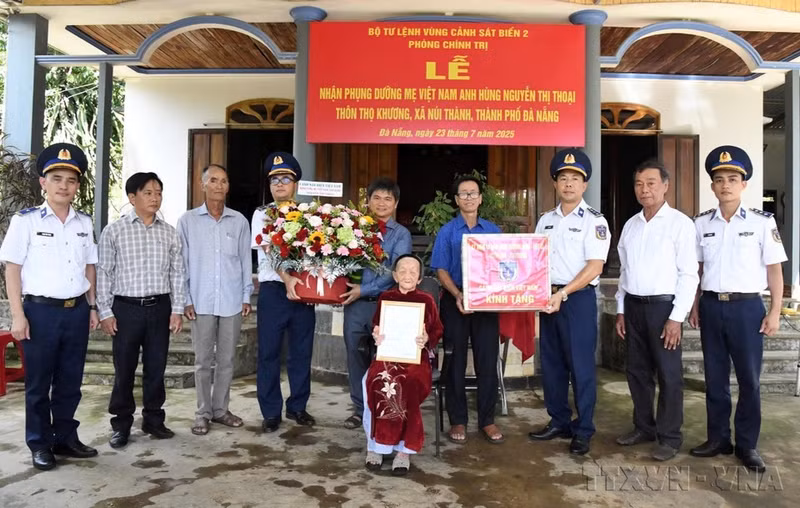 El Alto Mando de la Región 2 de la Policía Marítima asume el cuidado de la Madre Heroína de Vietnam Nguyen Thi Thoai (Da Nang, el 23 de julio de 2025).