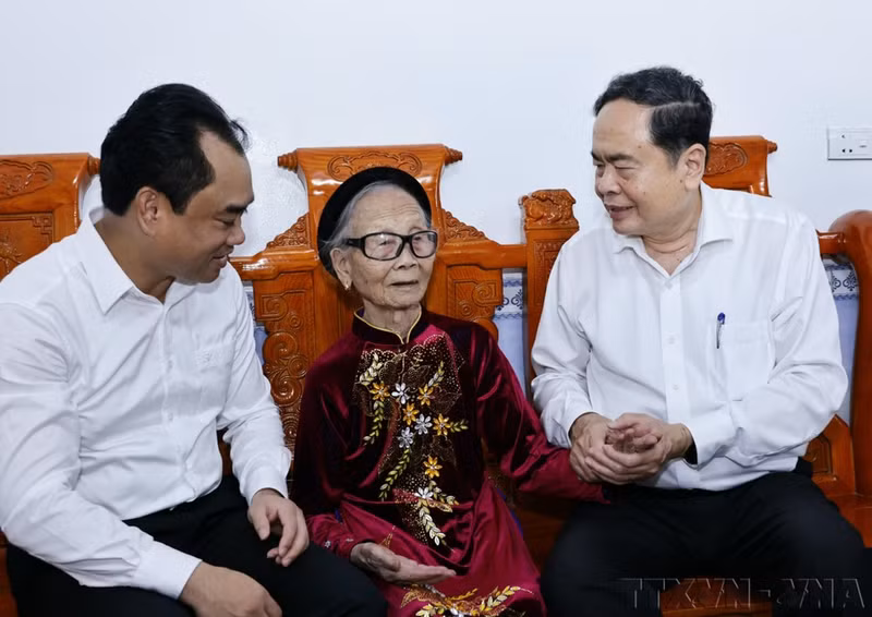 El presidente de la Asamblea Nacional Tran Thanh Man visita a la Madre Heroína de Vietnam Ta Thi Tran en el barrio Van Xuan, provincia de Thai Nguyen (julio de 2025).