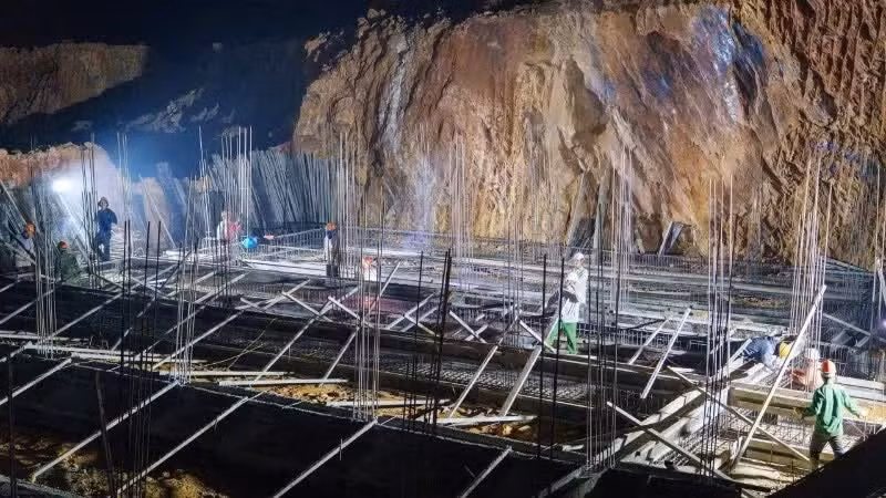 En la obra del internado Hung Son, en la comuna homónima, ingenieros y obreros trabajan continuamente día y noche para agilizar la construcción. (Foto: VNA)