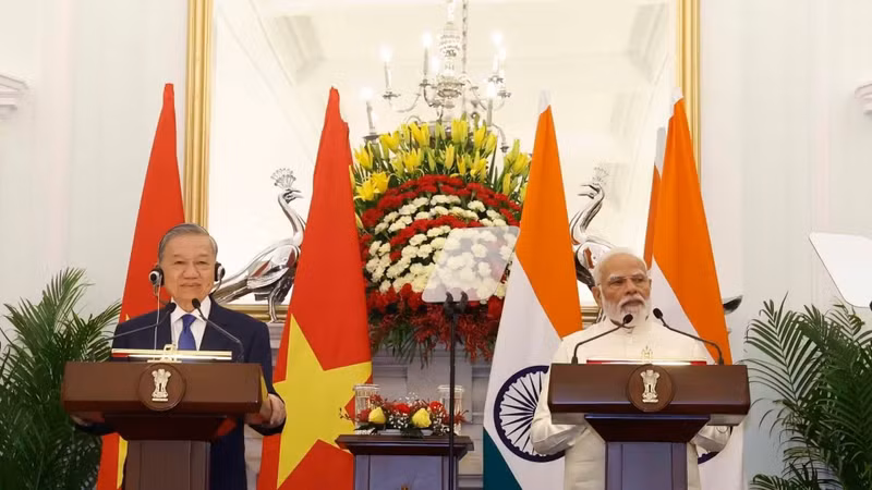 El secretario general del Partido Comunista y presidente de Vietnam, To Lam, y el primer ministro de la India, Narendra Modi, se reúnen con la prensa. (Foto: VNA)