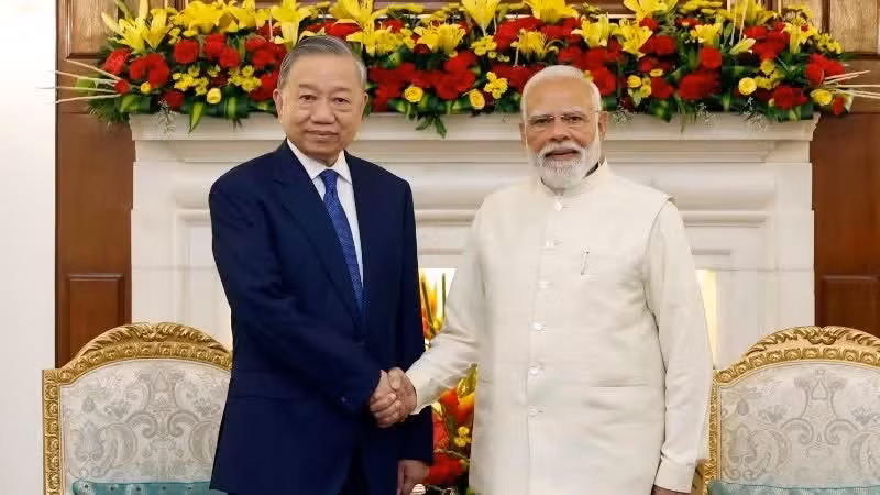 El secretario general del Partido Comunista y presidente de Vietnam, To Lam, y el primer ministro de la India, Narendra Modi.