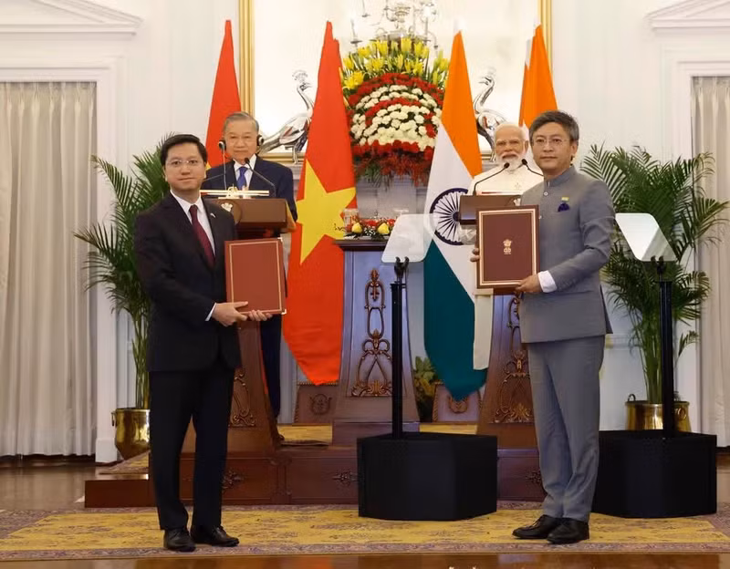 El secretario general del Partido Comunista y presidente de Vietnam, To Lam, y el primer ministro indio, Narendra Modi, presencian la ceremonia de firma de los documentos de cooperación entre ambos países. (Foto: VNA)