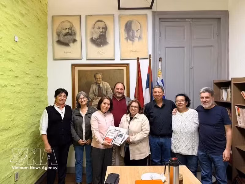 La embajadora de Vietnam en Argentina concurrente en Uruguay, Ngo Minh Nguyet, se reúne con representantes del Partido Comunista de Uruguay. (Foto: VNA)