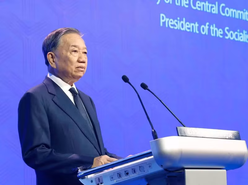 El secretario general del Partido Comunista y presidente de Vietnam, To Lam, pronuncia el discurso principal en la 23ª edición del Diálogo Shangri-La. (Foto: VNA)