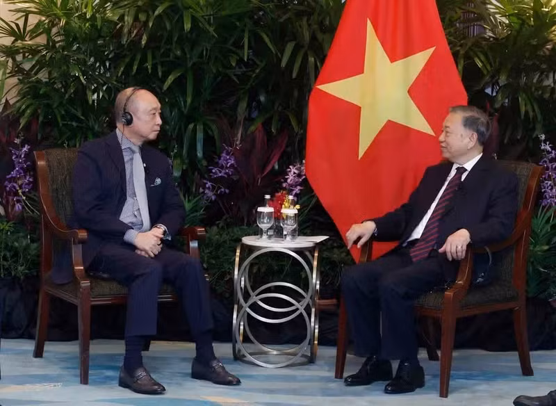 El secretario general del Partido Comunista y presidente de Vietnam, To Lam, recibe a Wee Ee Cheong, vicepresidente y director ejecutivo de UOB.