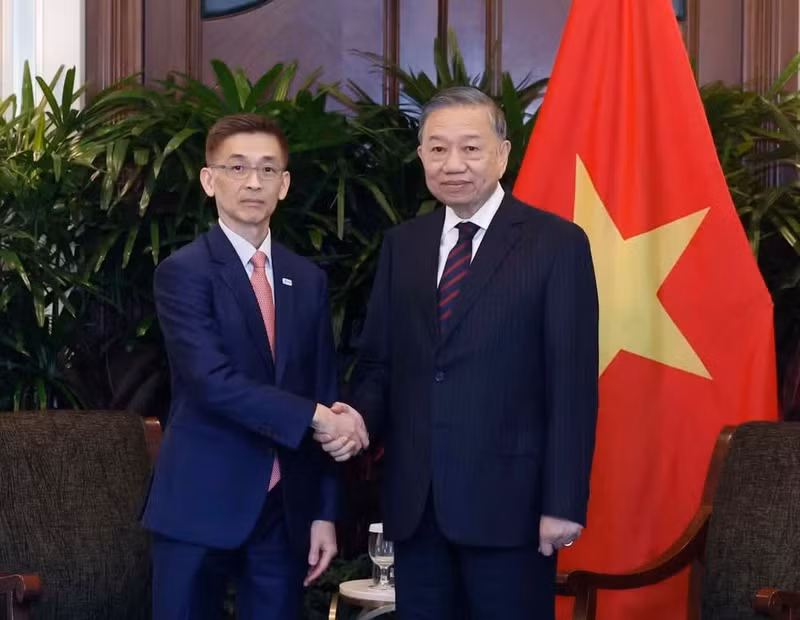El secretario general del Partido Comunista y presidente de Vietnam, To Lam, recibe al dirigente del Grupo Sembcorp.