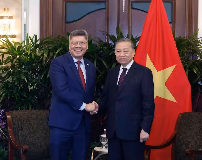 El secretario general del Partido Comunista y presidente de Vietnam, To Lam, recibe a Bob Chi, director ejecutivo de la empresa SATS.