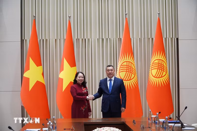 La vicepresidenta de Vietnam, Vo Thi Anh Xuan, y el presidente de Kirguistán, Sadyr Japarov. (Foto: VNA)