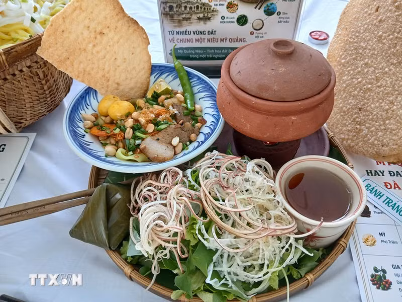 En el seminario se exhibe una cazuela de barro con Mi Quang al estilo de Da Nang. (Foto: VNA)