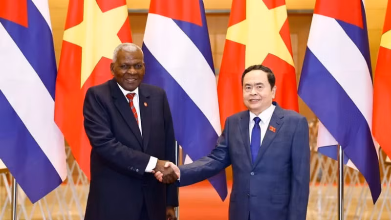 El presidente de la Asamblea Nacional de Vietnam, Tran Thanh Man, y el presidente de la Asamblea Nacional del Poder Popular y del Consejo de Estado de Cuba, Esteban Lazo Hernández. (Foto: VNA)