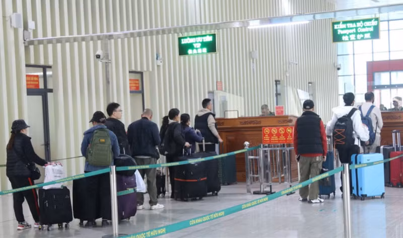 El turismo fronterizo en Lang Son inicia 2026 con gran afluencia de visitantes en puerto internacional Huu Nghi. (Foto: VNA)