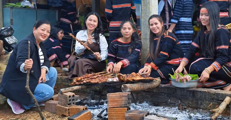 Turistas disfrutan de la cultura culinaria en la ceremonia.