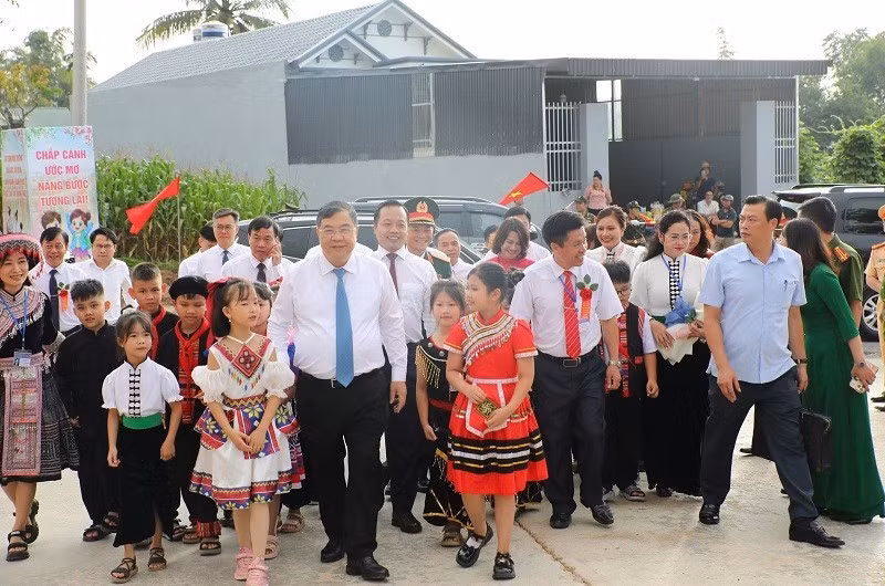 Gia Tuc con profesores y alumnos del centro educativo.