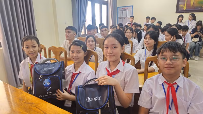 Estudiantes muestran su alegría al recibir nuevas mochilas escolares.