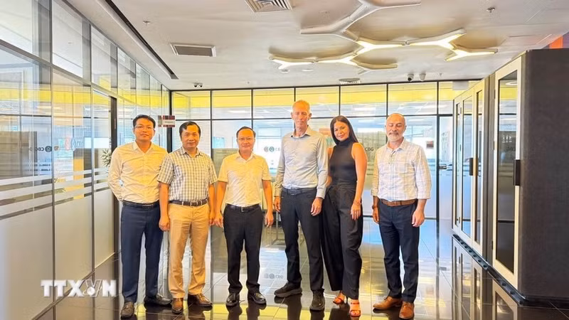 El embajador de Vietnam en Israel, Nguyen Ky Son; el profesor Yuval Elovici, director del Centro de Investigación de Ciberseguridad de la Universidad Ben-Gurión del Néguev (BGU), y delegados posan para una foto. (Foto: VNA)