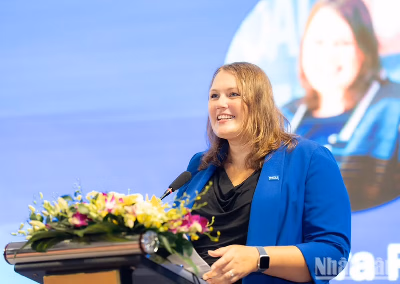 Kendra Rinas, jefa de Misión de la OIM en Vietnam, interviene en la cita. (Foto: Nhan Dan)