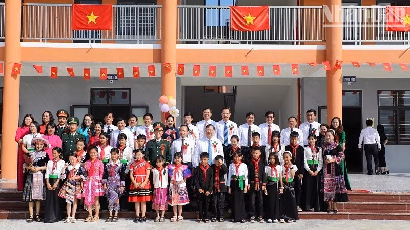 Pham Gia Tuc, miembro del Buró Político y vice primer ministro permanente de Vietnam, junto con titulares de ministerios y organismos centrales y de la provincia de Dien Bien, posa para una foto con profesores y alumnos del centro educativo. (Foto: Nhan Dan)